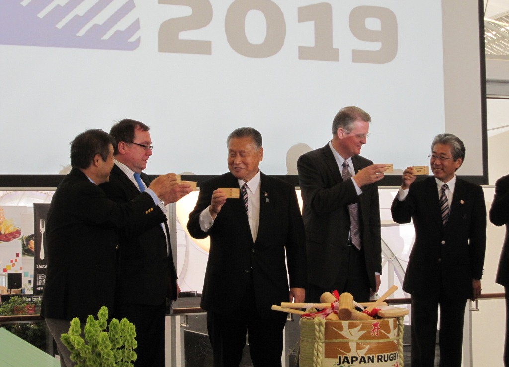 ＮＺで2019年Ｗ杯日本開催イベント。ラパセＩＲＢ会長（中央右）やマッカリーＮＺＷ杯大臣らも酒で乾杯